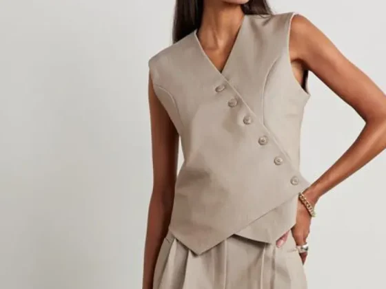 Pantalonii evazaţi albi, vesta crop, fusta midi cu şliţ frontal, rochia cămaşa, blazer&shorts, sunt printre cele mai importante tendinţe din vestimentaţia office vara 2024.