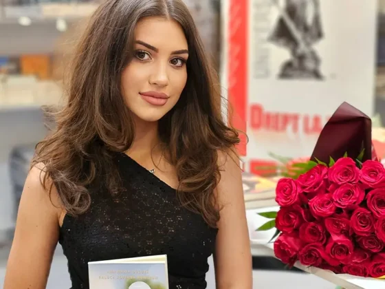Cele două surori Ana Maria Ducuţă şi Raluca Adriana Muntean au publicat două volume, “Întreabă-mă despre eternitate” şi “ Hai să povestim despre iubire.”