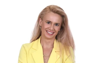 Alexandra Damaşcan-Armegioiu, Octav Roman, Amely, Cristina Burduşel sunt doar câţiva din invitaţii speciali prezenţi în ediţia lunii octombrie 2024 a revistei Famost.