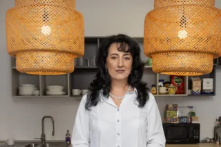 Dr. Alexandra Filip, Ana Maria Buscu, Andreea Kira Stan, Anca Precup, Dr. Olivia Breabăn Lugojan Ghenciu, Dr. Inorica Alina Pripici, Marian Enache sunt doar câteva din numele prezente în revista Famost noiembrie 2024 alături de multe articole interesante.