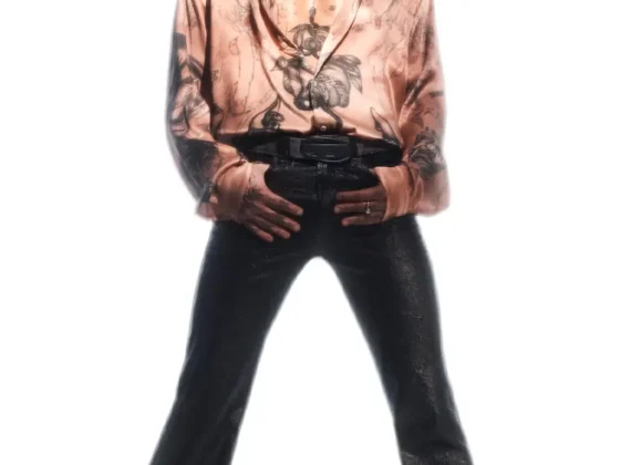Topuri din jerseu ce par arse, pantaloni cu şnur şi croială foarte largă inscripţionaţi “Damiano”, costume supradimensionate, o fustă maxi, pantaloni cargo exageraţi şi o capă amplă sunt piesele vestimentare vedetă ale colecţiei Diesel X Damiano David.