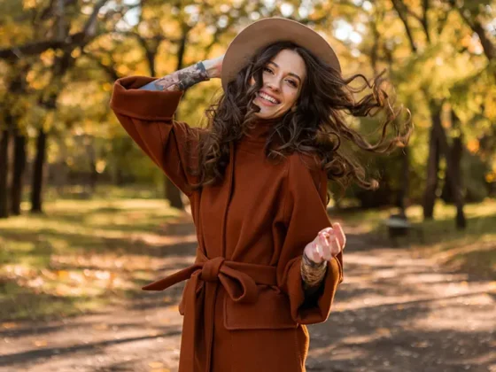 Paltonul maro este o piesă vestimentară de bază indiferent că îţi doreşti un look casual, o ţinută elegantă sau office.