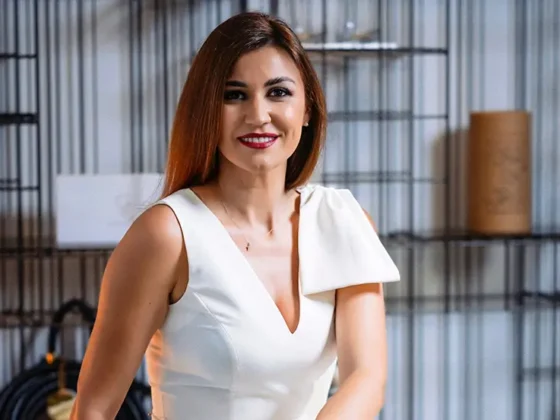 Cristina Burduşel a iubit avioanele şi zborul încă de mică şi după câteva locuri de muncă deloc de neglijat, a decis să îşi urmeze visul; de aici şi până la a deveni Director de Instruire Shell Team Aviation a fost o chestiune de timp.