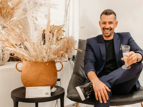 Marc Ovidiu Mihai face parte din extraordinarul echipaj de zbor de la Shell Aviation Team, el renunţând la un job în management pentru sentimentul de libertate pe care-l are când zboară cu avionul.