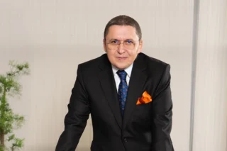 Revista Famost aprilie 2025 îl are pe copertă şi la interior cu interviu pe Marcel Vulpoi, antreprenor în serie, care ne vorbeşte despre cariera sa în contabilitate, pasiunile sale, alături de alte subiecte interesante.
