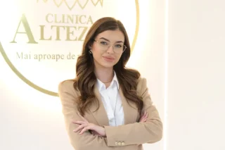 Revista Famost august 2025 o are pe copertă pe Andra Cristea manager Altezza, Dana Roșu wedding planner, Lili Apostol, sportivă și influencer.