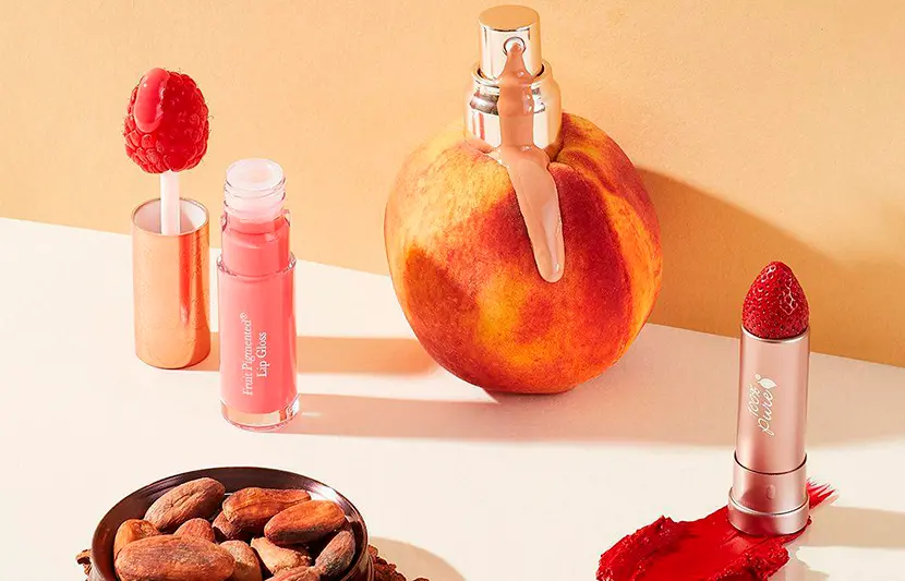 Unul din brandurile care respectă conceptul "clean beauty" 100% Pure, deoarece oferă produse formulate fără substanțe chimice sintetice, coloranți artificiali sau conservanți agresivi, dar și fără ingrediente naturale controversate.