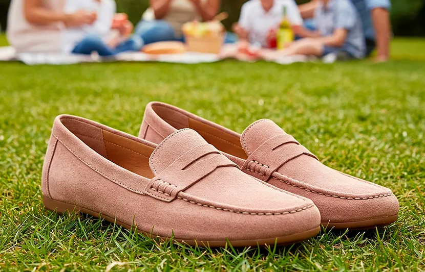 Mocasinii se bucură de aspectul clasic - linii simple, elegante, ornamente minime - ceea ce-i face purtabili atât la costume cât și cu jeanși.
