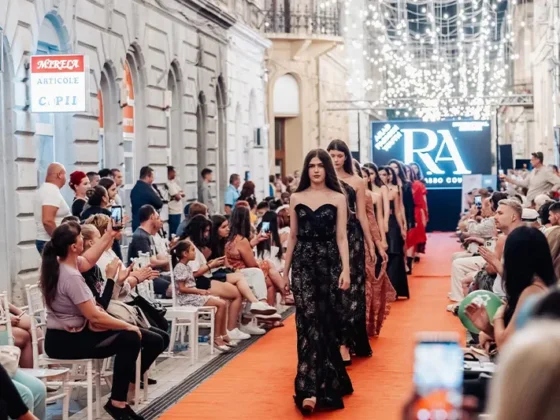 Evenimentul Arad Fashion Youth 2025 a fost animat de peste 80 de modele care au defilat pe covorul roșu, oferind publicului ocazia să admire eleganța și rafinamentul unui eveniment de talie europeană.