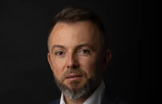 Revista Famost septembrie 2025 îl are pe copertă pe Cristian Dumitrache, care ne va introduce în domeniul profilingului - cum funcționează acest domeniu, ce impact are asupra vieții personale alături de alte detalii, găsim în revistă.