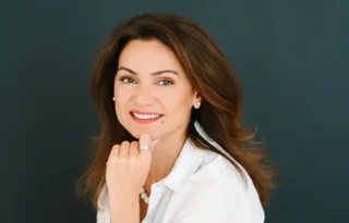 Revista Famost octombrie 2025 are invitați deosebiți precum Carmen Todică, Roxana Niciev, Cristina Cristache, Ioana Cristodoru, alături de multe articole și reportaje inedite din modă, frumusețe, stil de viață, sănătate, antreprenoriat, cultură.