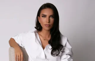 Printre invitații care se regăsesc în ediția lunii noiembrie 2025 a revistei Famost îi enumerăm pe Ioana Cristodoru, Alin Gălățescu, Miriam Victoria, Thalida Trofin, Tess Mann Atelier și Gentiana Dervishi.