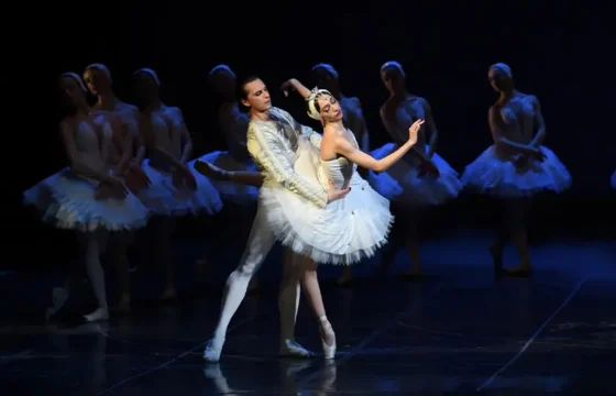 Bucharest International Ballet Gala reunește pe scena Sălii Palatului elitele mondiale ale dansului și prim-balerinii Operei Naționale București, într-un spectacol interdisciplinar ce omagiază moștenirea lui Constantin Brâncuși prin dialogul dintre baletul clasic și arta narativă.