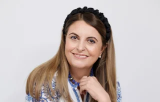 Revista Famost din februarie 2026 ne propune o incursiune fascinantă prin interviuri cu esteticiana Silvia Angheluță Notari și artista Leyah, oferind totodată sfaturi esențiale despre sănătate, tendințe moderne în modă, literatură contemporană și destinații de vacanță spectaculoase precum Napoli.