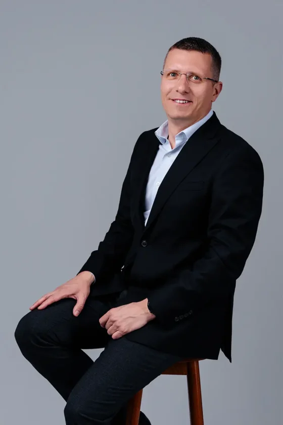 Marius Alexe, omul din spatele ONLEAF, ne spune că compania sa are un mix foarte bun între oameni tineri, cu energie, ambiție și dorință de a demonstra, și experiența celor care au mai trecut prin etapele prin care trece o companie în creștere.