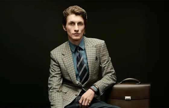 Această participare istorică aduce în prim-plan viziunea casei britanice conduse de Simon Holloway, iar Guest Designer DUNHILL va prezenta o colecție exclusivă ce îmbină impecabil eleganța croitoriei englezești tradiționale cu rafinamentul artistic al stilului italian.