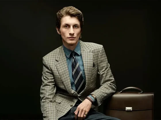 Această participare istorică aduce în prim-plan viziunea casei britanice conduse de Simon Holloway, iar Guest Designer DUNHILL va prezenta o colecție exclusivă ce îmbină impecabil eleganța croitoriei englezești tradiționale cu rafinamentul artistic al stilului italian.