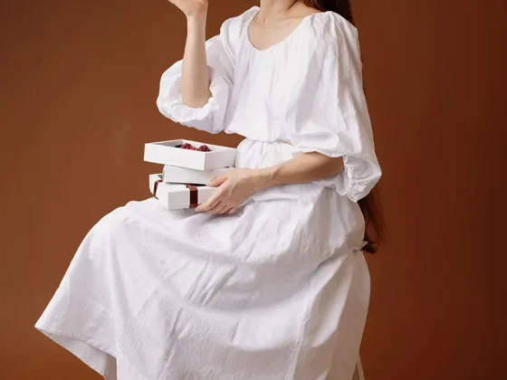 Transformând alimentația conștientă într-o artă a gustului, Polina Caimacan dă viață unor deserturi fără zahăr rafinat, gluten sau lactate, oferind o experiență rafinată ce hrănește corpul și bucură simțurile deopotrivă.