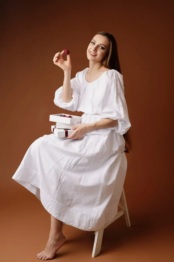 Transformând alimentația conștientă într-o artă a gustului, Polina Caimacan dă viață unor deserturi fără zahăr rafinat, gluten sau lactate, oferind o experiență rafinată ce hrănește corpul și bucură simțurile deopotrivă.