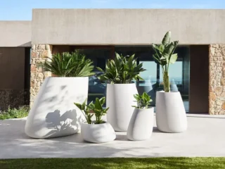 Colecția Stone by Vondom integrează perfect piese de mobilier monolitice în peisajul natural și urban, oferind soluții ideale pentru terase, parcuri și zone corporate datorită rezistenței excelente la radiații UV și variații de temperatură.