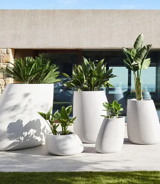 Colecția Stone by Vondom integrează perfect piese de mobilier monolitice în peisajul natural și urban, oferind soluții ideale pentru terase, parcuri și zone corporate datorită rezistenței excelente la radiații UV și variații de temperatură.