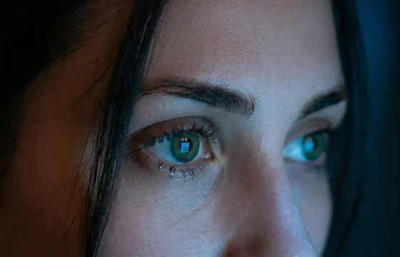 Afectând direct ritmul circadian, lumina albastră interferează cu secreția naturală de melatonină și poate perturba calitatea somnului, motiv pentru care specialiștii recomandă reducerea timpului petrecut în fața ecranelor înainte de culcare sau folosirea filtrelor speciale.